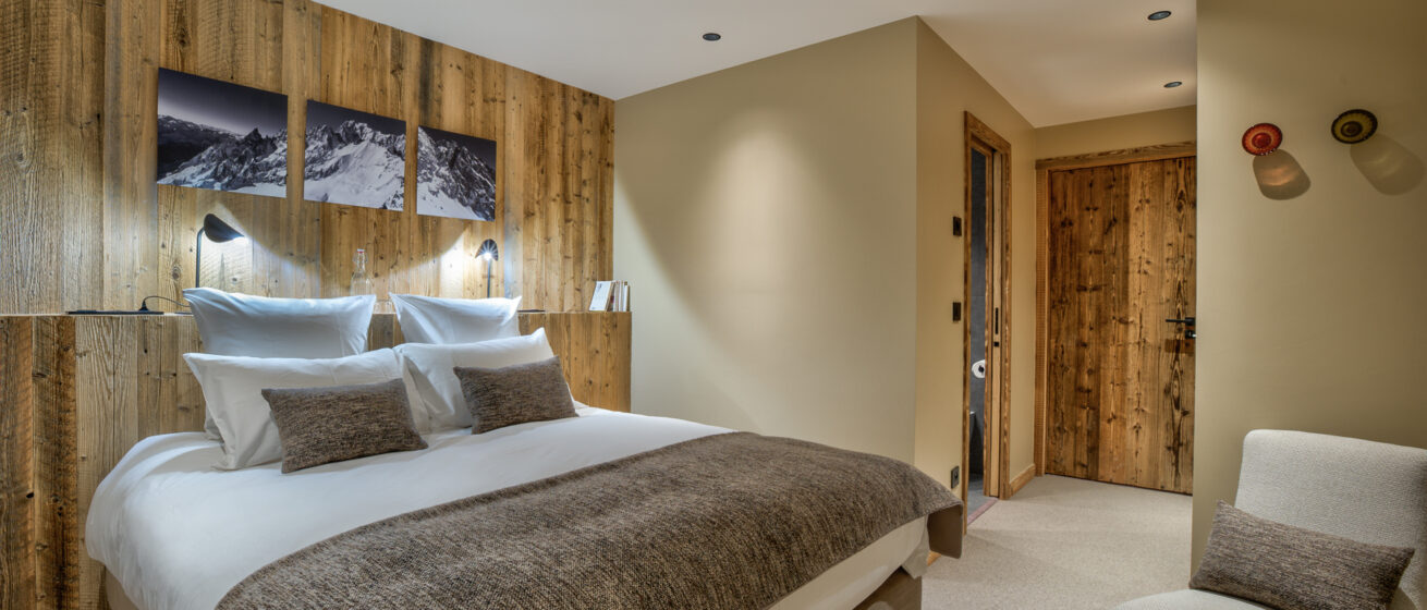 Chalet Bergeronnette, Meribel - double bedroom with sofa
